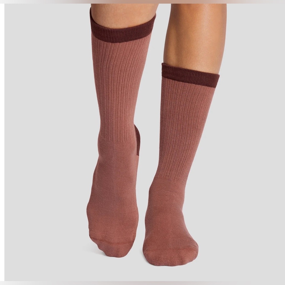NWT TAVI Kai Grip Socks w/ skull.